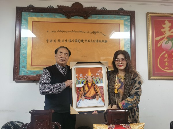 深圳乐发IV公司艺术总监安老师送给十一世班禅的景泰蓝掐丝珐琅画