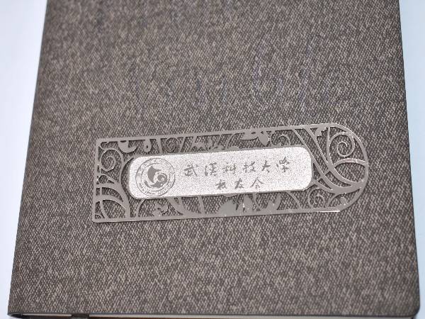 免费设计_定制_武科大校友会金属书签样版