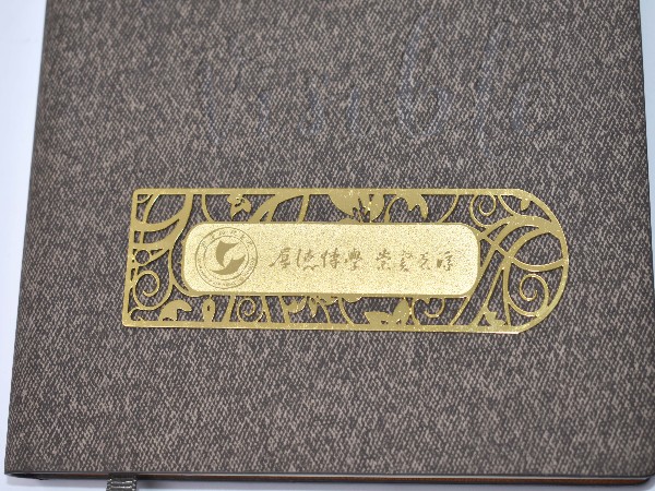 免费设计_定制_武科大校友会金属书签样版